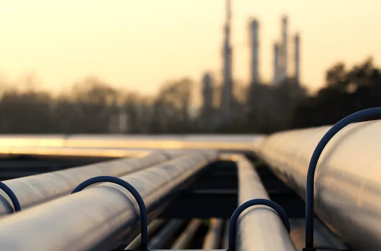 steel-pipes-in-crude-oil-factory-189981377
